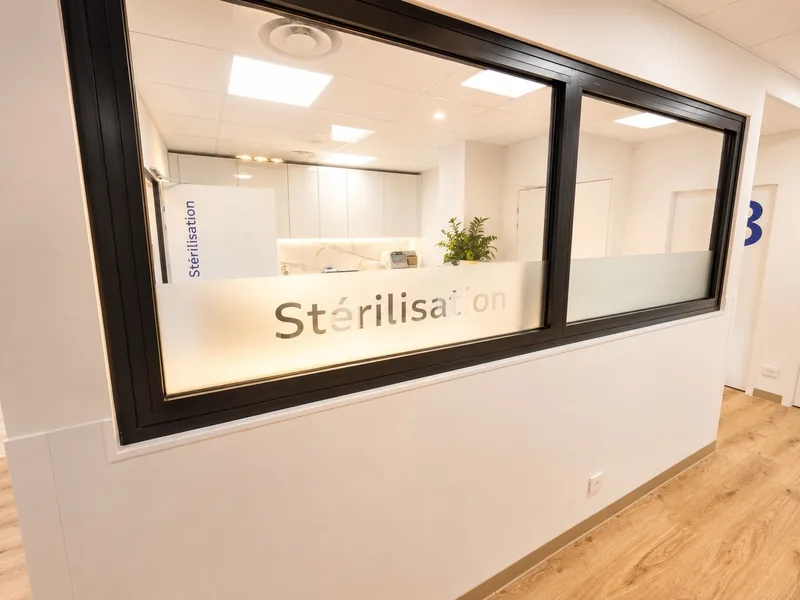 La salle de stérilisation du cabinet, derrière sa vitre